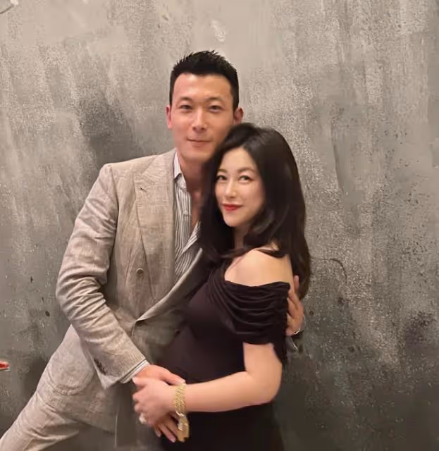 朱珠穿著禮裙修理窗簾，飄窗上堆滿衣服一片狼藉，既精緻又接地氣