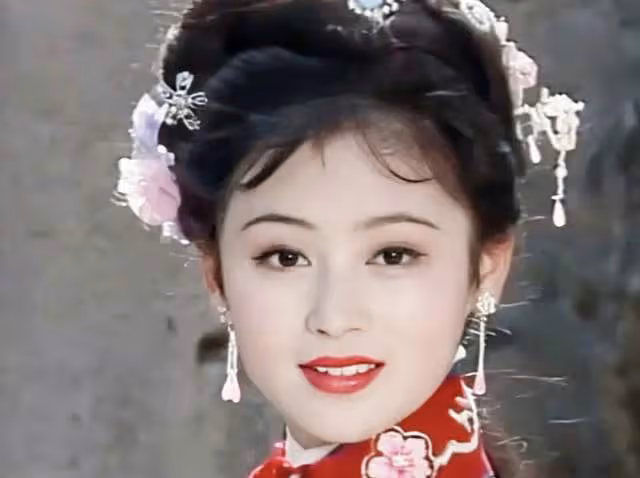 陳凱歌大兒子回國罕露面，54歲陳紅與幼子街頭擁抱，黃曉明顯紳士