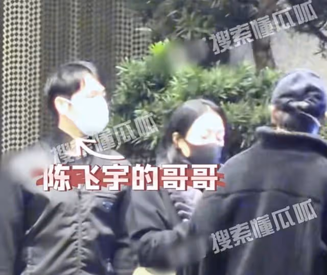 陳凱歌大兒子回國罕露面，54歲陳紅與幼子街頭擁抱，黃曉明顯紳士