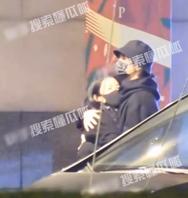 陳凱歌大兒子回國罕露面，54歲陳紅與幼子街頭擁抱，黃曉明顯紳士