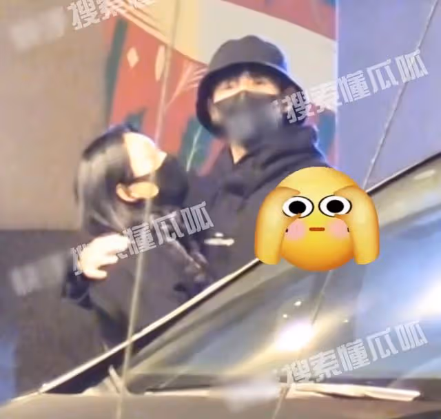陳凱歌大兒子回國罕露面，54歲陳紅與幼子街頭擁抱，黃曉明顯紳士