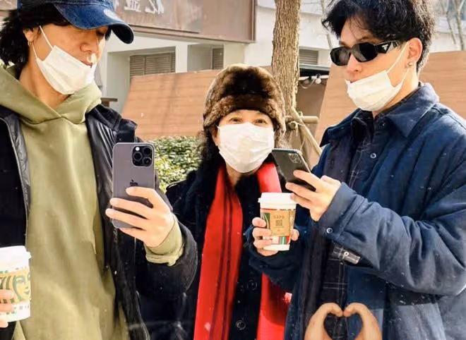 陳坤兒子回國曬祖孫三代合照！全家打扮潮流氣質佳，和爸爸似兄弟