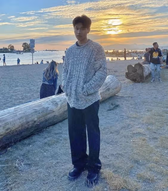 陳坤兒子回國曬祖孫三代合照！全家打扮潮流氣質佳，和爸爸似兄弟