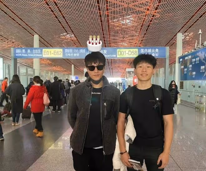 陳坤兒子回國曬祖孫三代合照！全家打扮潮流氣質佳，和爸爸似兄弟