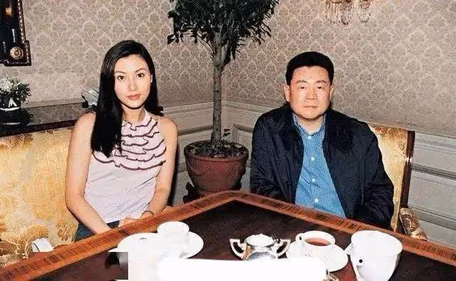 李嘉欣暗戳戳應戰劉鑾雄，稱絕育可以使狗安靜，內涵意味滿滿