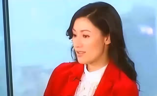 李嘉欣暗戳戳應戰劉鑾雄，稱絕育可以使狗安靜，內涵意味滿滿
