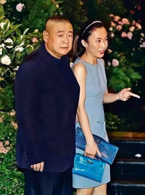 李嘉欣暗戳戳應戰劉鑾雄，稱絕育可以使狗安靜，內涵意味滿滿