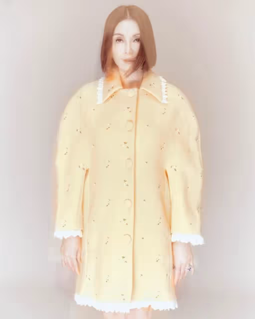 億萬富婆謝玲玲登雜誌封面!66歲身材出眾,離婚多年不排斥再找伴