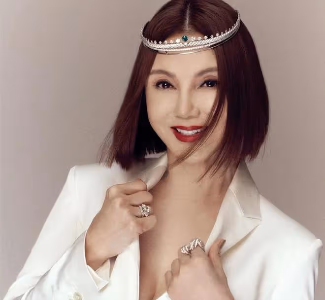 億萬富婆謝玲玲登雜誌封面!66歲身材出眾,離婚多年不排斥再找伴
