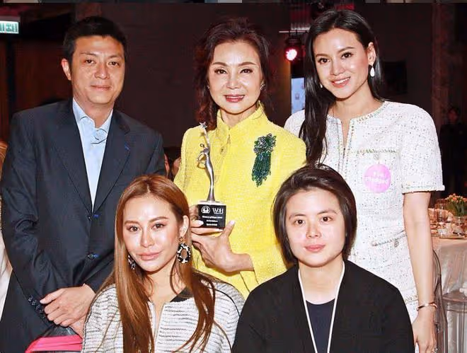 億萬富婆謝玲玲登雜誌封面!66歲身材出眾,離婚多年不排斥再找伴