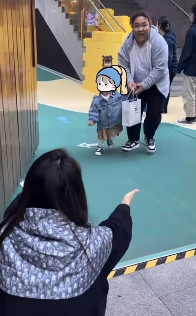 張馨月林峯送女兒第一天上學，女兒學爸爸叫「老婆」，側顏好秀氣