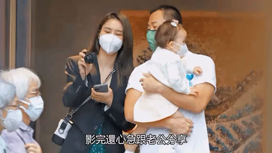 張馨月林峯送女兒第一天上學，女兒學爸爸叫「老婆」，側顏好秀氣