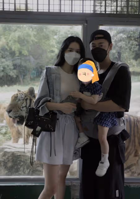 張馨月林峯送女兒第一天上學，女兒學爸爸叫「老婆」，側顏好秀氣