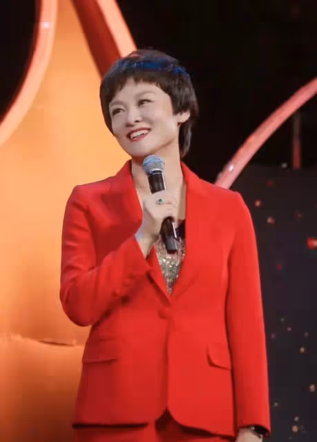 前央視女主持人李小萌否認家暴傳聞，稱陽康後撞牆，記憶直接斷片