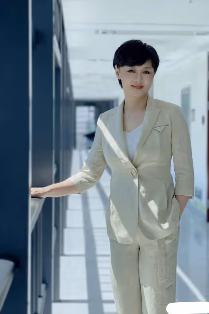 前央視女主持人李小萌否認家暴傳聞，稱陽康後撞牆，記憶直接斷片