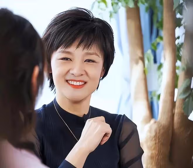 前央視女主持人李小萌否認家暴傳聞，稱陽康後撞牆，記憶直接斷片