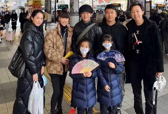 張柏芝前男友一家赴日本旅遊！倆女兒高顏值像爸，護士妻子氣質好