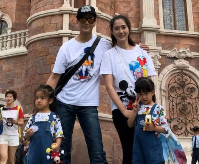張柏芝前男友一家赴日本旅遊！倆女兒高顏值像爸，護士妻子氣質好
