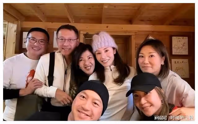 李嘉欣曬出家人大合照，李嘉欣露出甜美笑容，許晉亨開心極了