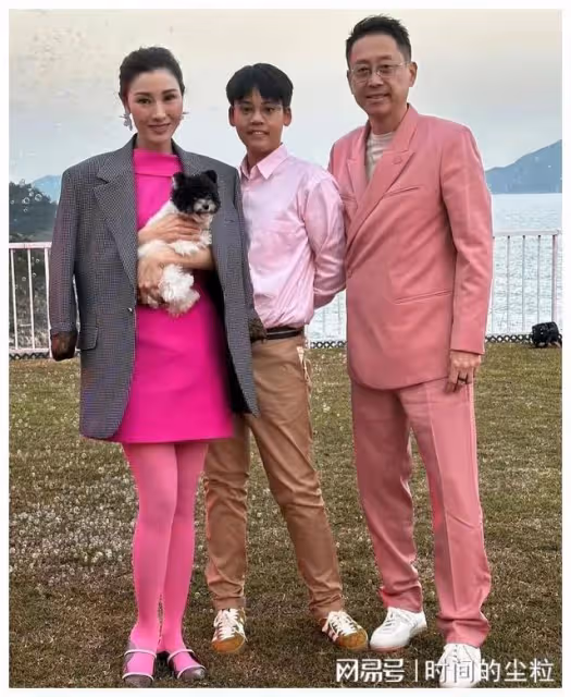 李嘉欣曬出家人大合照，李嘉欣露出甜美笑容，許晉亨開心極了