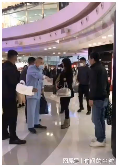 李嘉欣曬出家人大合照，李嘉欣露出甜美笑容，許晉亨開心極了