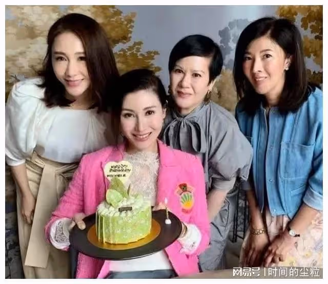 李嘉欣曬出家人大合照，李嘉欣露出甜美笑容，許晉亨開心極了