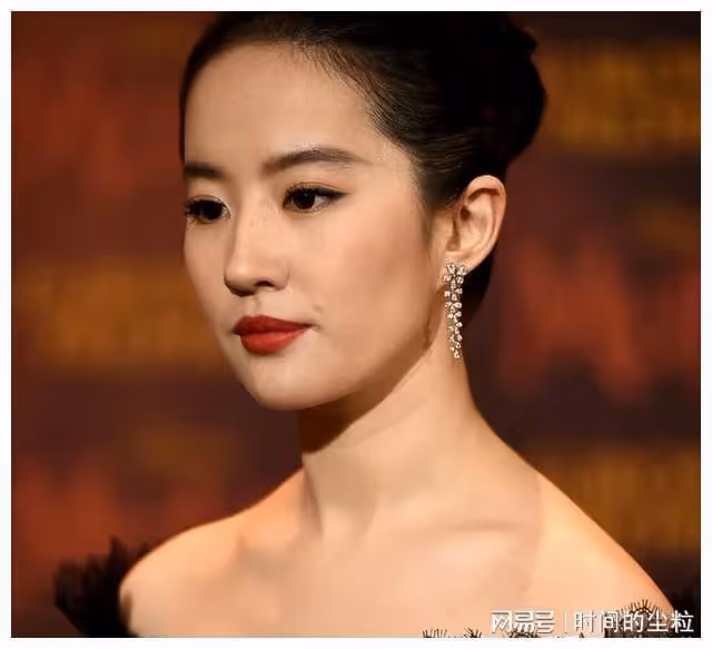 外媒鏡頭下的國內女星,真實堪比照妖鏡,孫儷露怯,劉亦菲扛住了