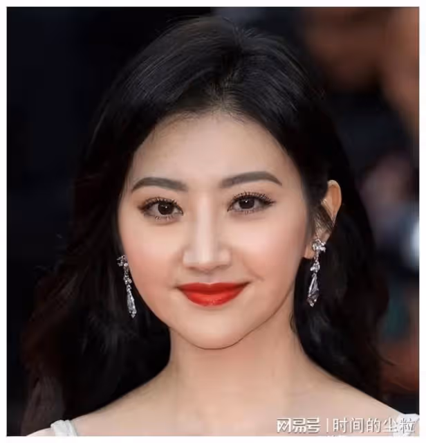 外媒鏡頭下的國內女星,真實堪比照妖鏡,孫儷露怯,劉亦菲扛住了