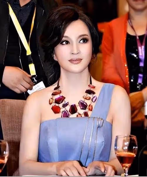 劉曉慶再訪陝西乾陵,像30多歲狀態很好,一生像武則天一樣精彩