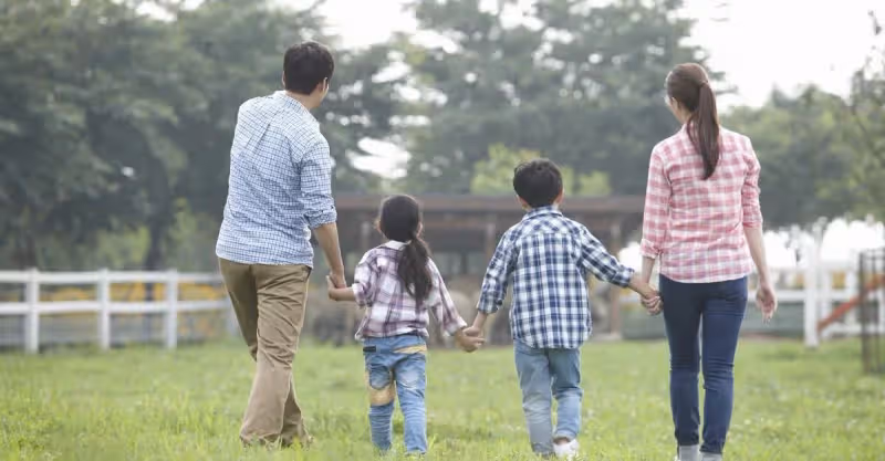 當年父親把我過繼給堂叔，現在他生病住院，哥哥讓我分擔醫藥費