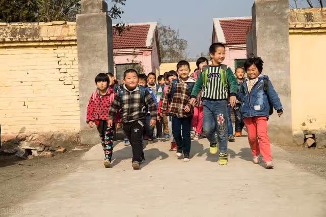 當年父親把我過繼給堂叔,現在他生病住院,哥哥讓我分擔醫藥費