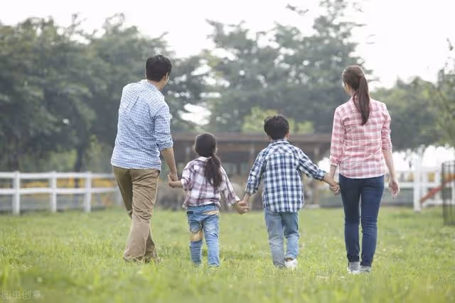 當年父親把我過繼給堂叔,現在他生病住院,哥哥讓我分擔醫藥費
