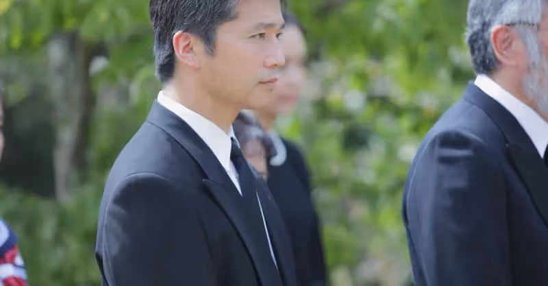 姑媽去世後表哥就跟我們斷絕往來，現在父親去世我要告訴他嗎？