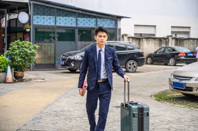 姑媽去世後表哥就跟我們斷絕往來,現在父親去世我要告訴他嗎?