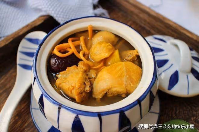 兒子身體不好,給兒子燉雞湯,兒媳卻倒進垃圾桶,凌晨聽到的對話,讓我恍然大悟