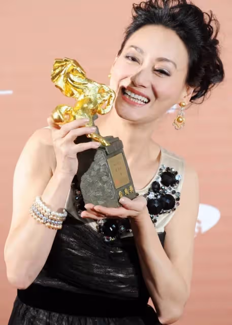 63歲惠英紅:3歲乞討,22歲成名,57歲再登影后,然而有一個男人,值得她苦等47年未婚