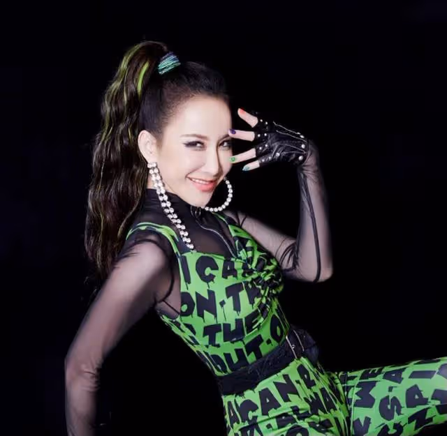 李玟被曝婚變！外籍丈夫多次出軌，體重跌破90斤，瘦到只剩皮包骨