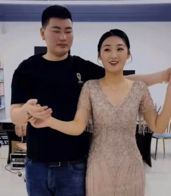大衣哥兒子二婚：兒媳陳萌婚紗價值3萬，朱小偉穿6萬元西裝