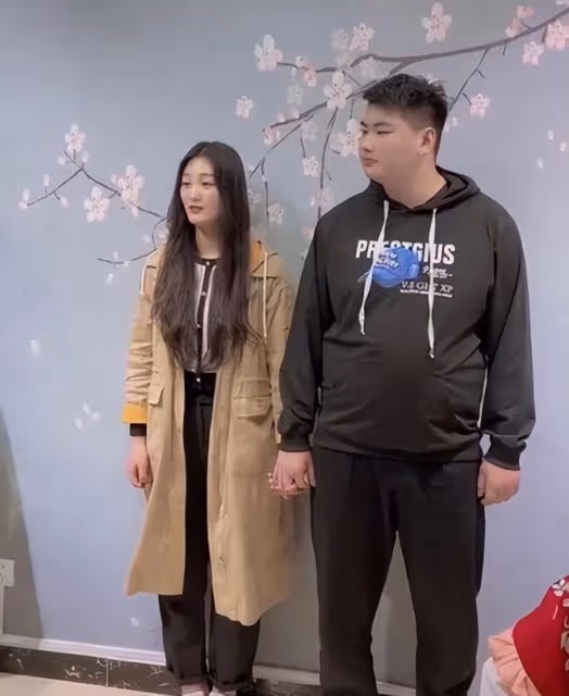 大衣哥兒子二婚：兒媳陳萌婚紗價值3萬，朱小偉穿6萬元西裝