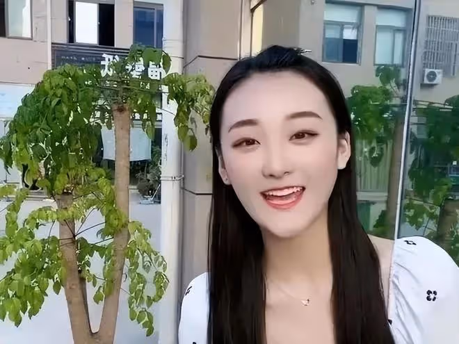 大衣哥兒子二婚：兒媳陳萌婚紗價值3萬，朱小偉穿6萬元西裝