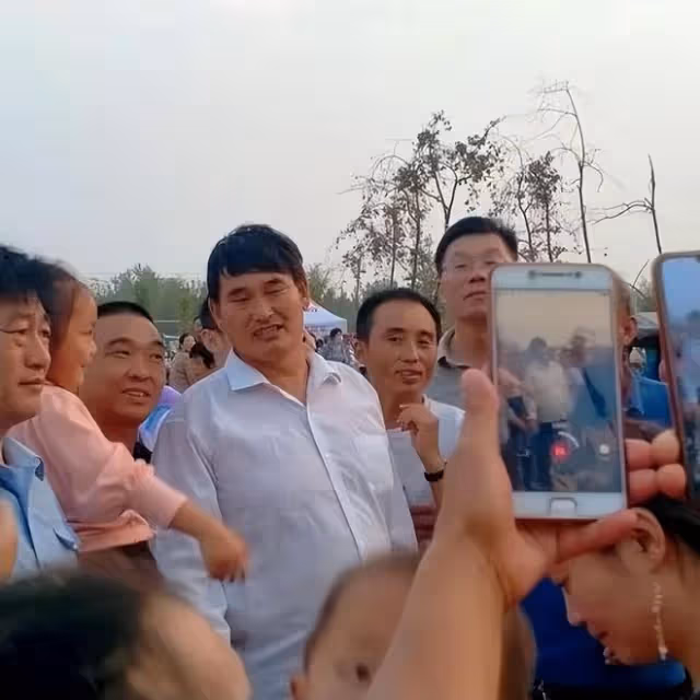 大衣哥兒子二婚:兒媳陳萌婚紗價值3萬,朱小偉穿6萬元西裝