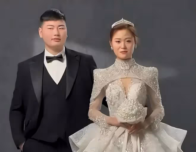 大衣哥兒子二婚:兒媳陳萌婚紗價值3萬,朱小偉穿6萬元西裝