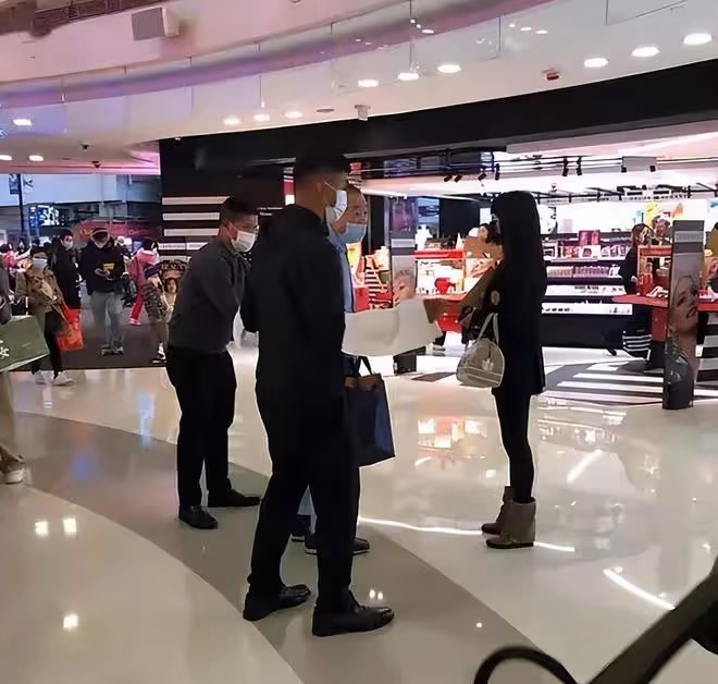 劉鑾雄否認高爾夫球事件,暗諷李嘉欣心機重,婚後還和他要名牌包