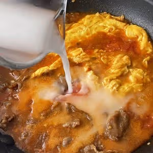 酸甜濃郁～超開胃🔥番茄滑蛋牛肉飯