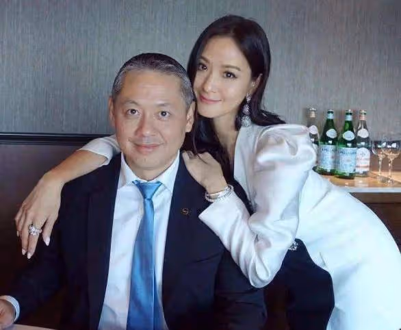 13歲被富豪一見鍾情，苦追6年修成正果，完美人生令人羨慕！