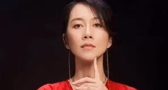 為了拍戲逼真親自吃藥，為給父母買房不斷接戲，42歲仍未婚