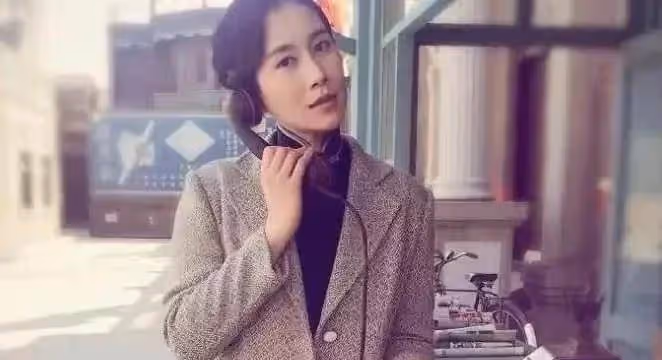 為了拍戲逼真親自吃藥，為給父母買房不斷接戲，42歲仍未婚