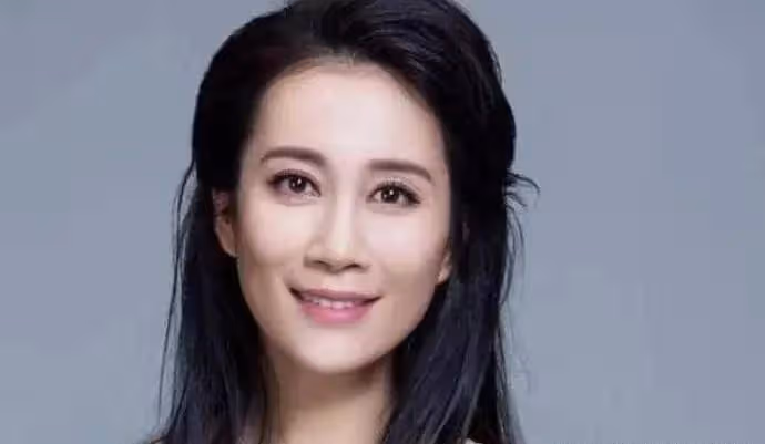 為了拍戲逼真親自吃藥，為給父母買房不斷接戲，42歲仍未婚