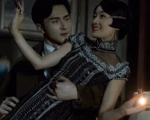 女明星曬與兩位''男友''合影，高偉光姿態引熱議，細節看真實關係