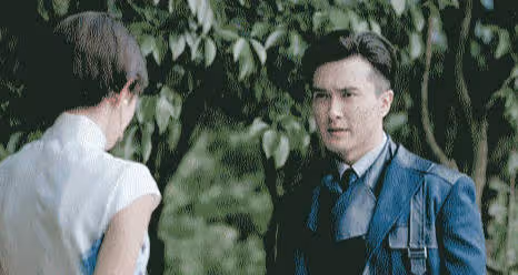 女明星曬與兩位''男友''合影，高偉光姿態引熱議，細節看真實關係